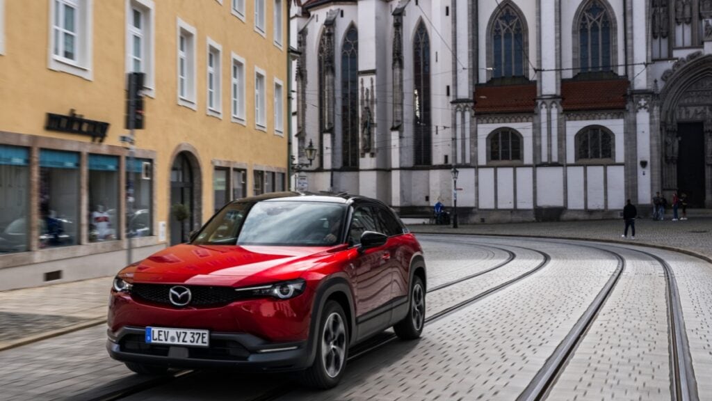 La recensione della Mazda MX-30 R-EV con primo contatto