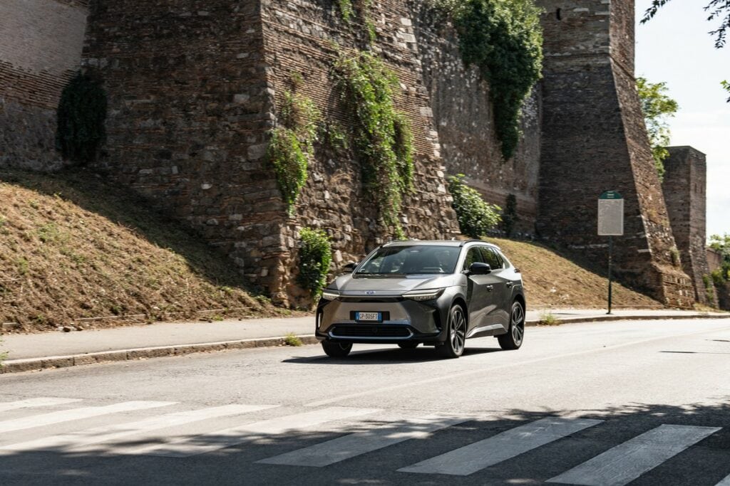 Toyota bZ4X: il primo modello 100% elettrico costa 59.900 euro