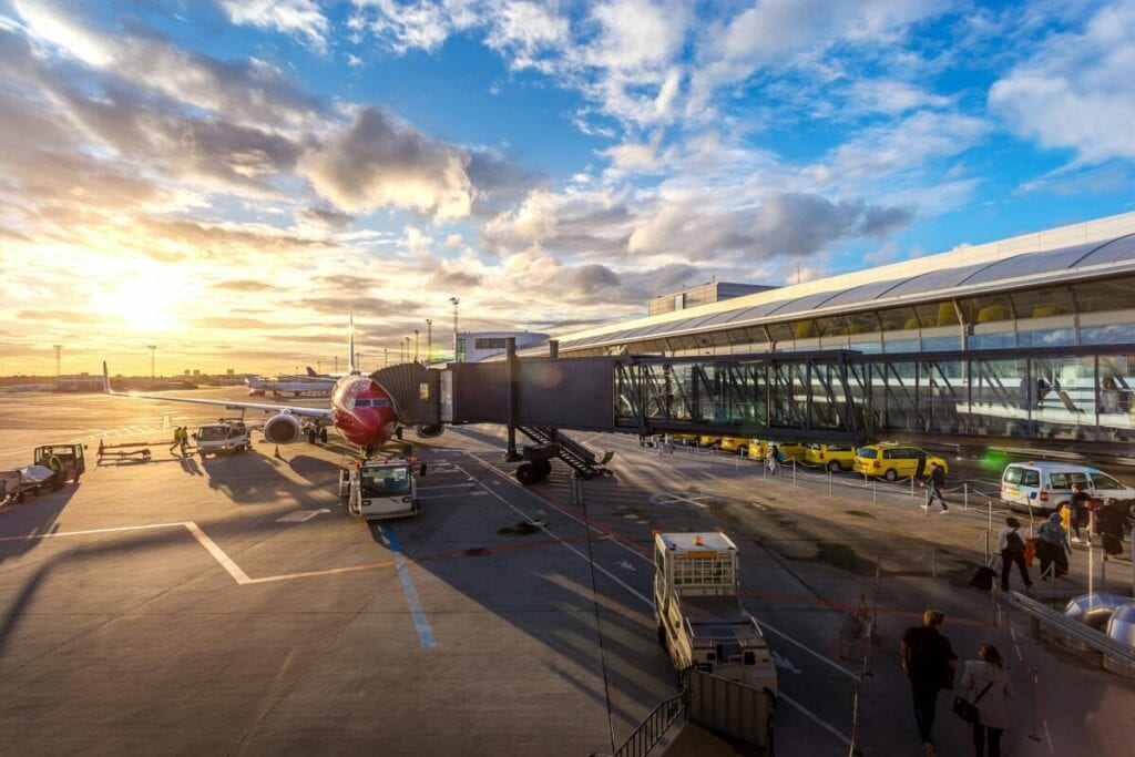 Viaggi lunghi in aereo più di 8 ore: come volare comodi e rilassati