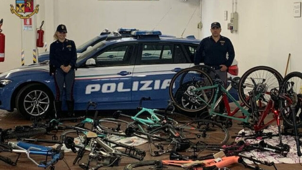 Arrestati dopo inseguimento con la Polizia con 29 bici rubate per 49.000 euro