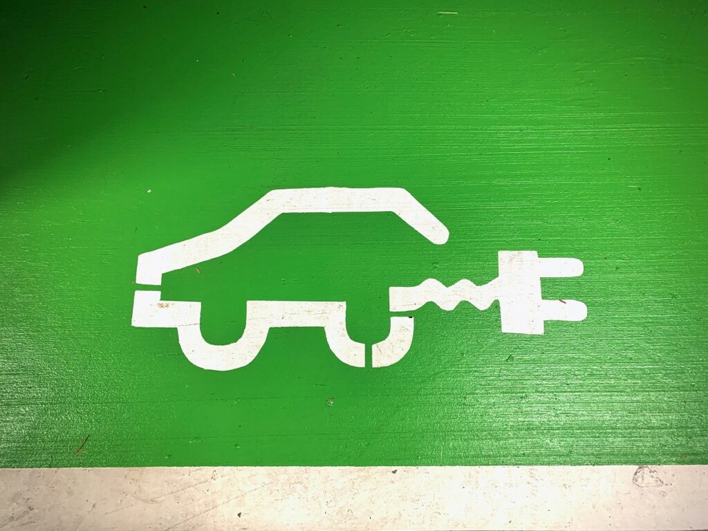 In UK le auto elettriche non sono più ad “emissioni zero”: quando la confusione “regna sovrana”.