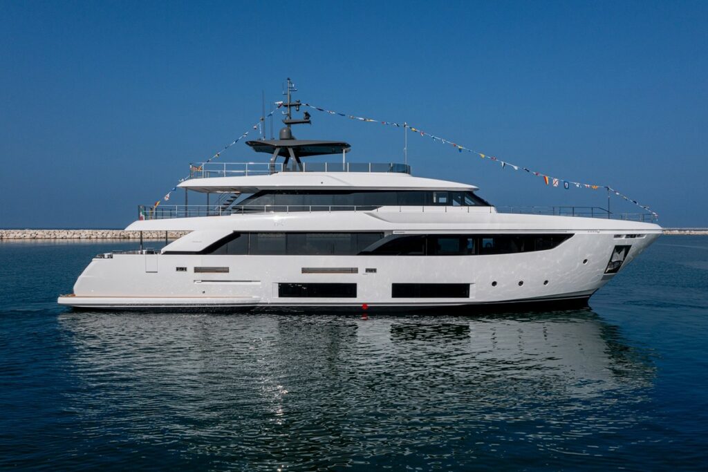 Custom Line Navetta 33: un nuovo scafo in acqua presso la Ferretti Group Superyacht Yard
