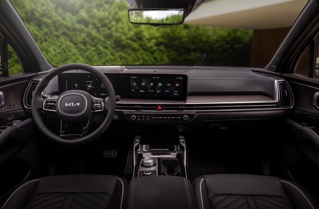 Kia Sorento: plancia con volante multifunzione, schermo touchscreen orizzontale e comandi climatizzazione