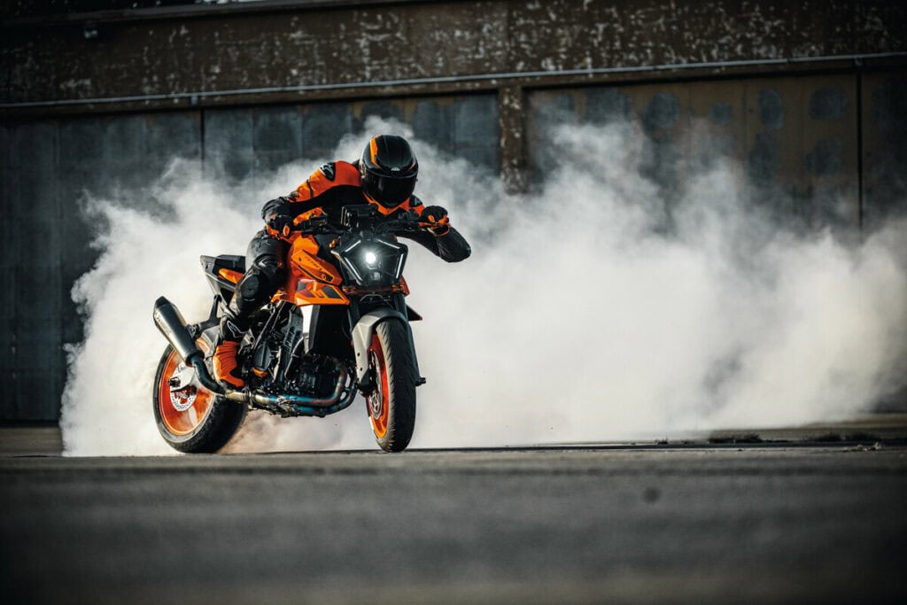 KTM 990 Duke 2024: potente naked da 123 CV in anteprima ad EICMA