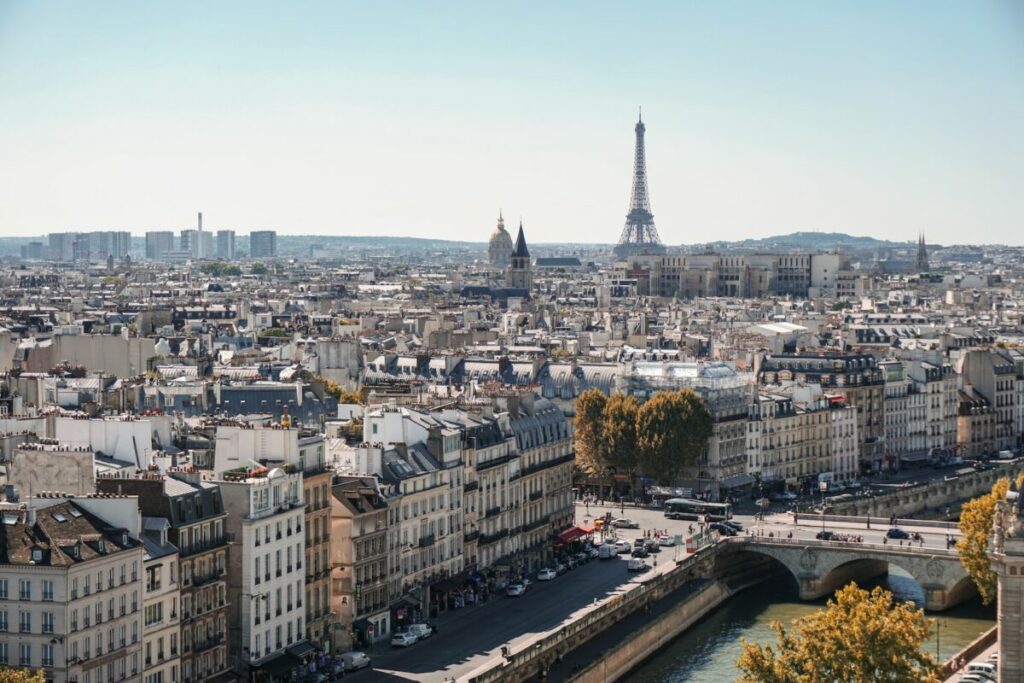 Parigi dichiara guerra ai SUV: referendum per triplicare il costo dei parcheggi