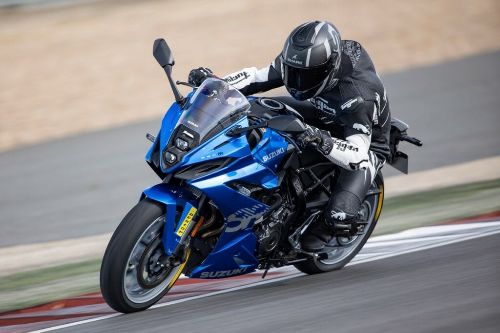 La nuova Suzuki GSX-8R 2024 a partire da 9.700 euro