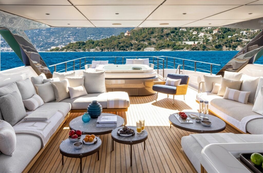 Venini sale a bordo degli yachts Custom Line