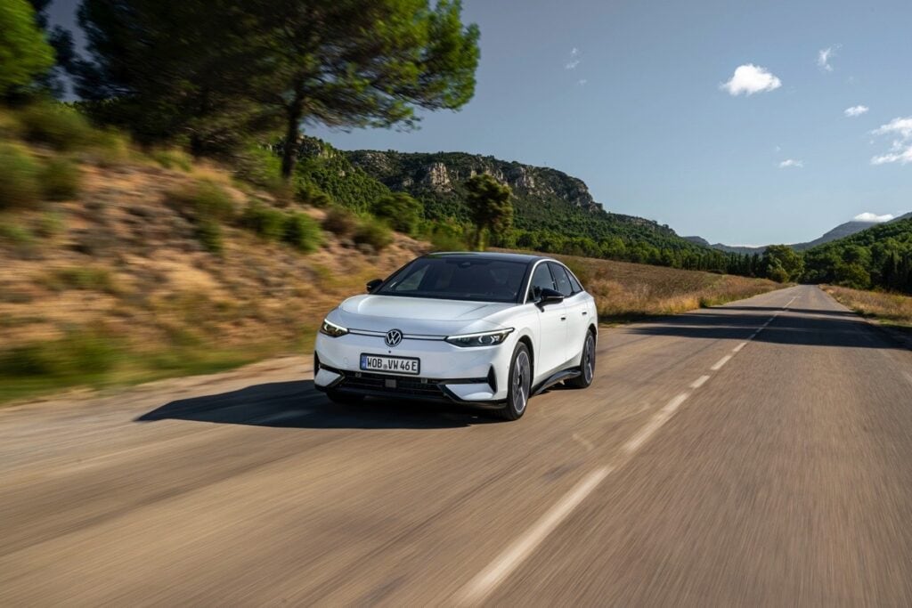 Nuova Volkswagen ID.7, l’autonomia arriva fino a 635 km