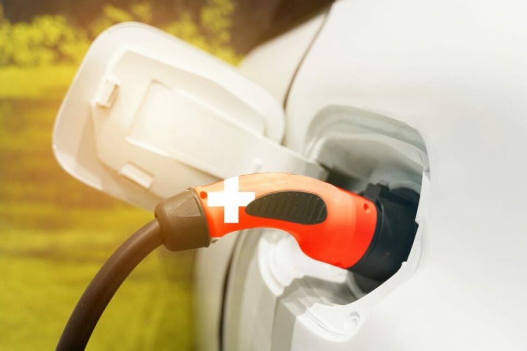 La Svizzera fa dietrofront sulle auto elettriche: pagheranno le tasse dal 2024