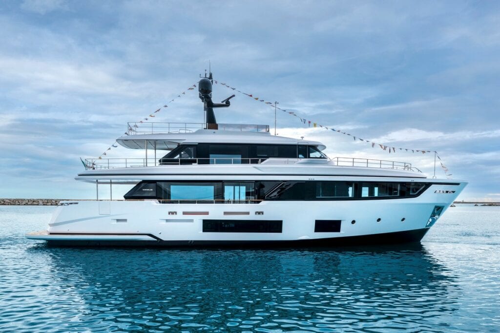 Custom Line Navetta 30: varato il diciottesimo scafo della linea dislocante, il video