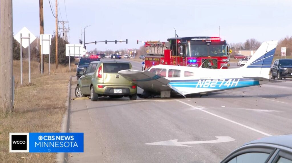 Viaggia tranquillo in autostrada e viene centrato da un aereo in atterraggio di emergeza.