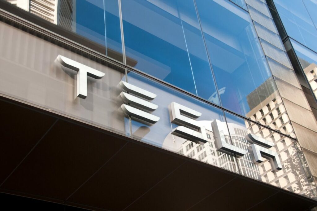 Tesla richiama 1,6 mln di auto e risolve tutto con aggiornamenti software over-the-air (OTA)