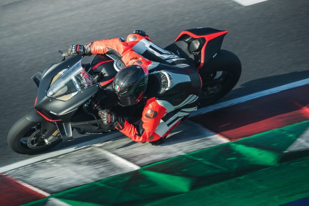 Dainese D-AIR Racing 2024: le nuove tute in pelle per divertirsi con la massima sicurezza