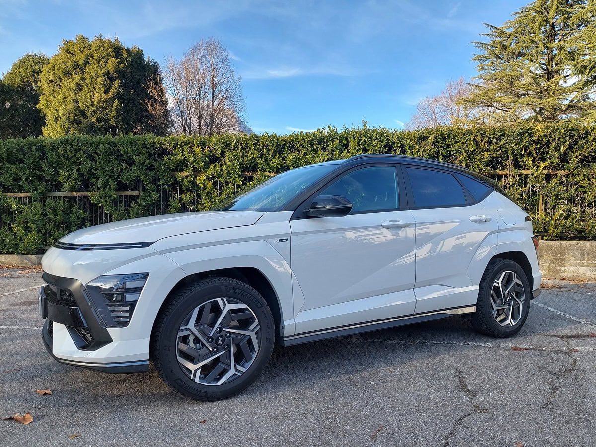 Hyundai Kona 2024 il test drive del Suv ibrido