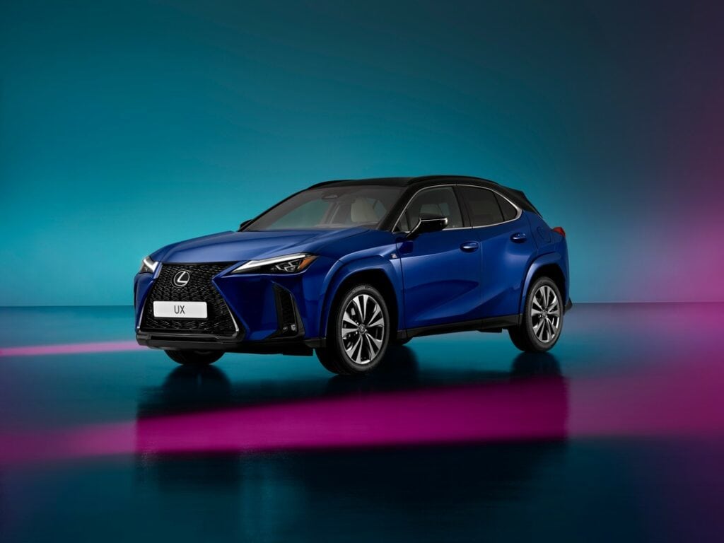 Il nuovo Lexus UX 2024 è disponibile in versione Premium Hybrid o Full Electric