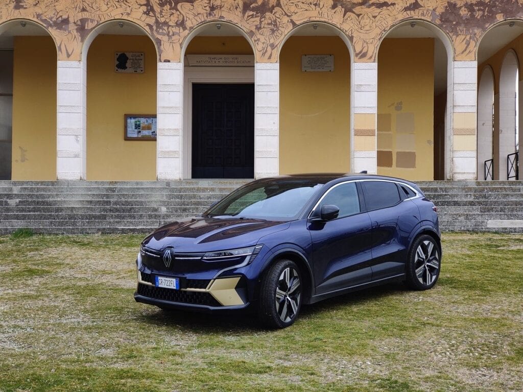 Abbiamo provato la Renault Megane E-Tech Electric in città e in autostrada: ecco com’è andata