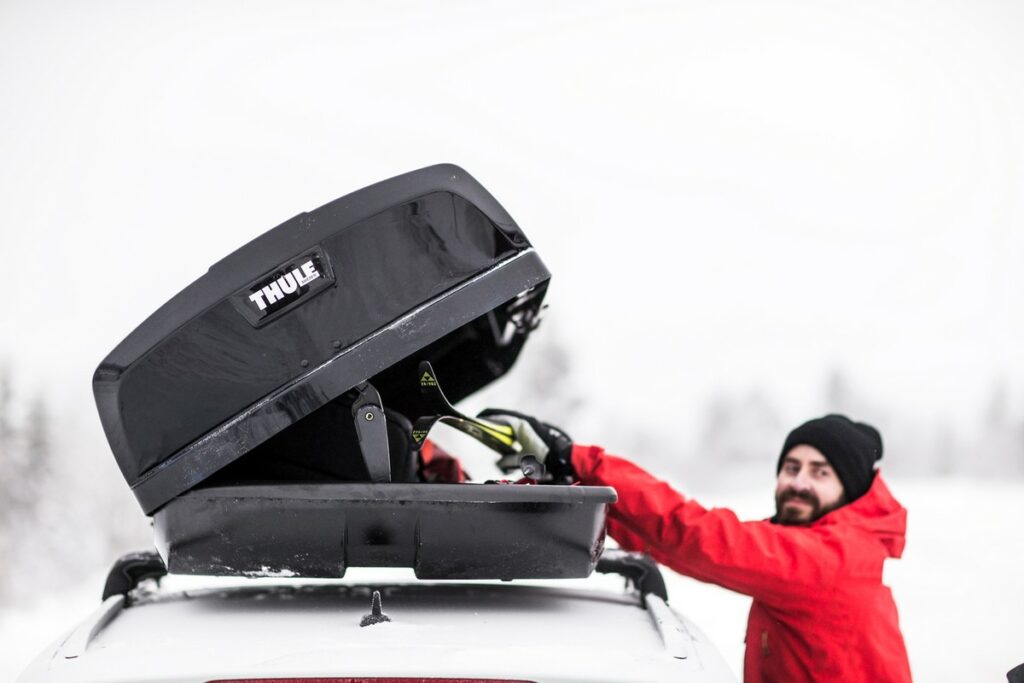Accessori auto per le vacanze invernali: barre e box per le avventure sulla neve