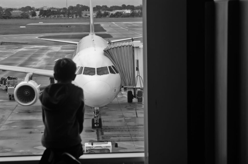Mamma mi hanno messo sull’aereo sbagliato: bimbo di 6 anni finisce in un altro aeroporto
