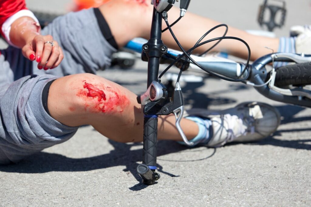 Incidente auto bici, arrivano ben 6.000 € di multa al ciclista: ecco cos’è successo.