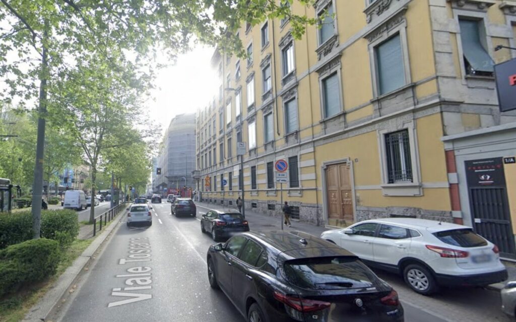 Tira cavo d’acciaio ad altezza uomo a Milano per divertimento: arrestato per strage