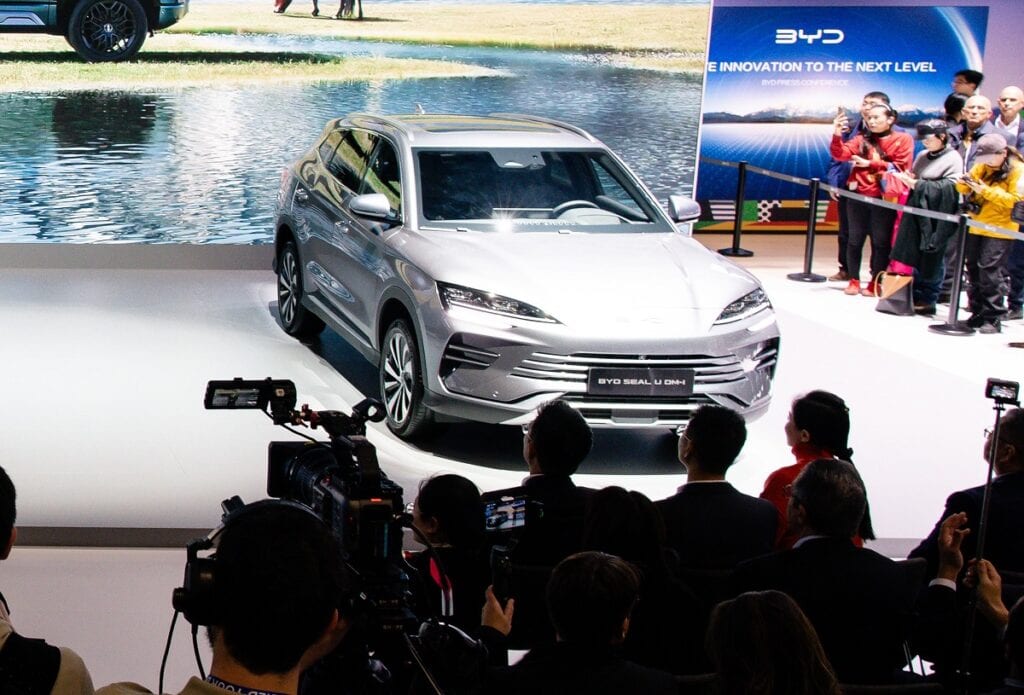 BYD Seal U DM-i al Salone di Ginevra 2024: ecco il Suv ibrido plug-in pensato per viaggiare