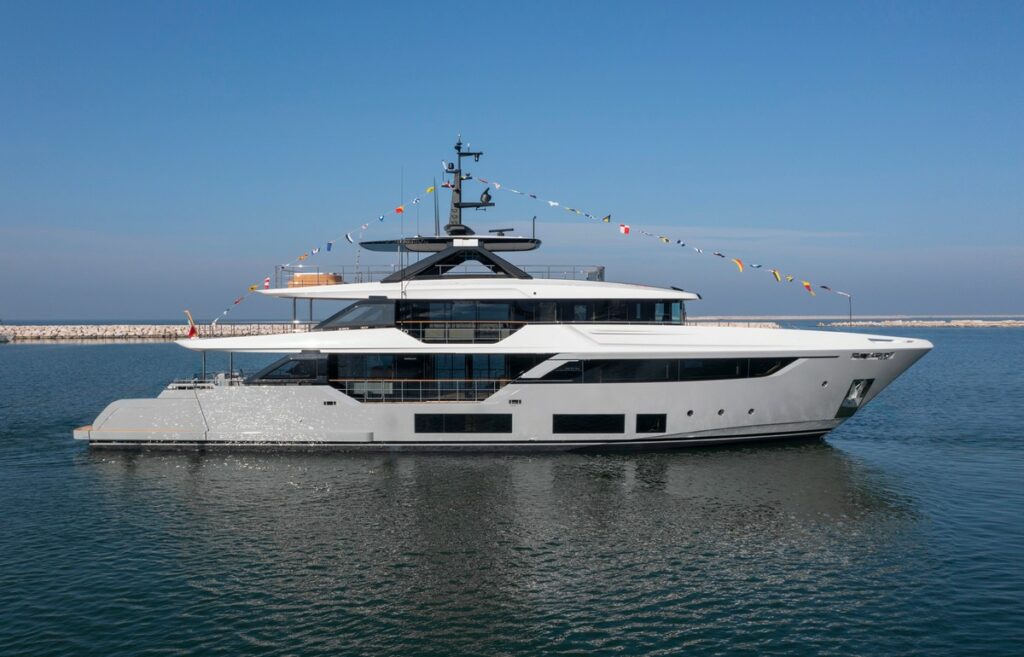 Custom Line Navetta 38: il varo del nuovo superyacht a Ancona