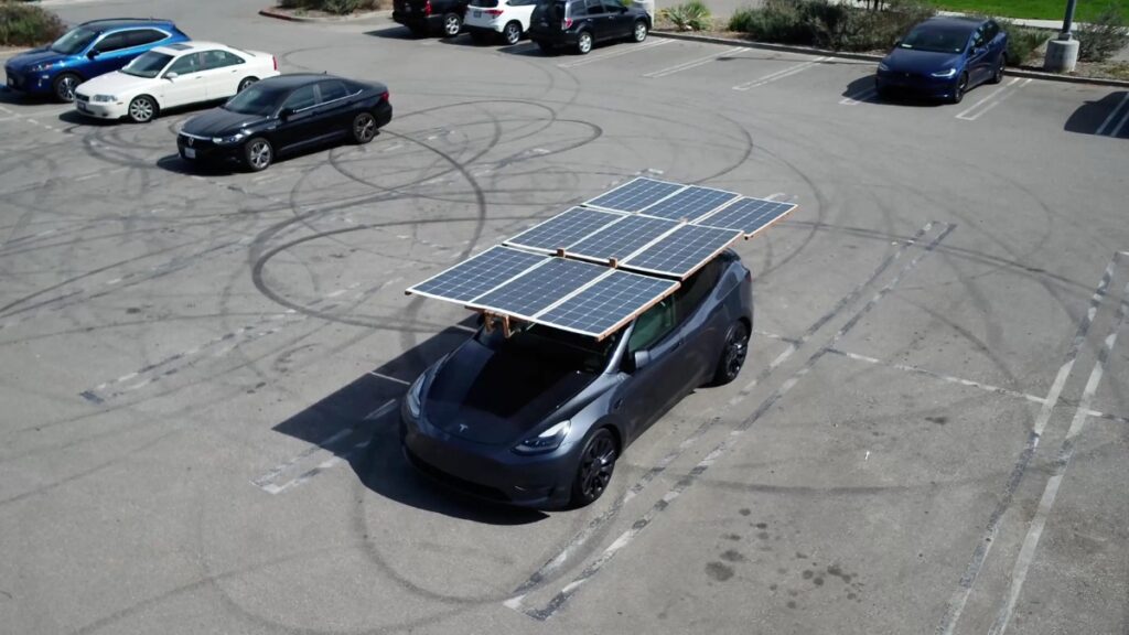 Un proprietario di Tesla sta realizzando un pannello solare pieghevole per ricaricarla