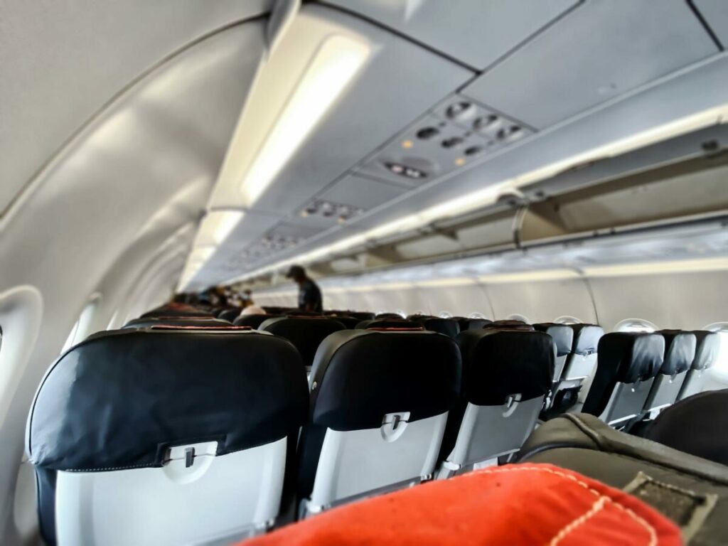 Passeggiare in aereo sui lunghi voli: è consigliabile oppure no?