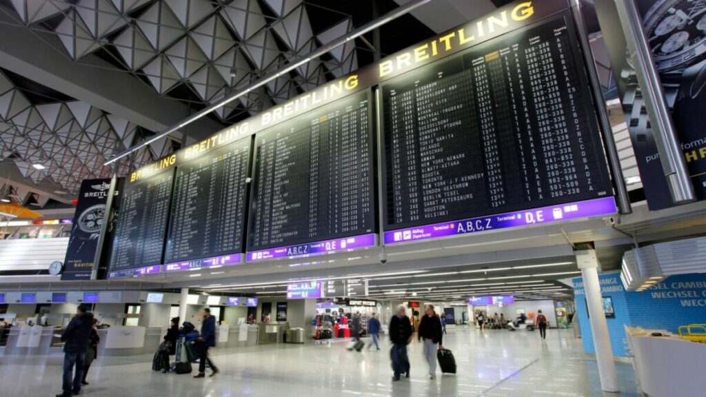 Stufo della coda ai controlli, provoca allarme bomba all’aeroporto di Francoforte