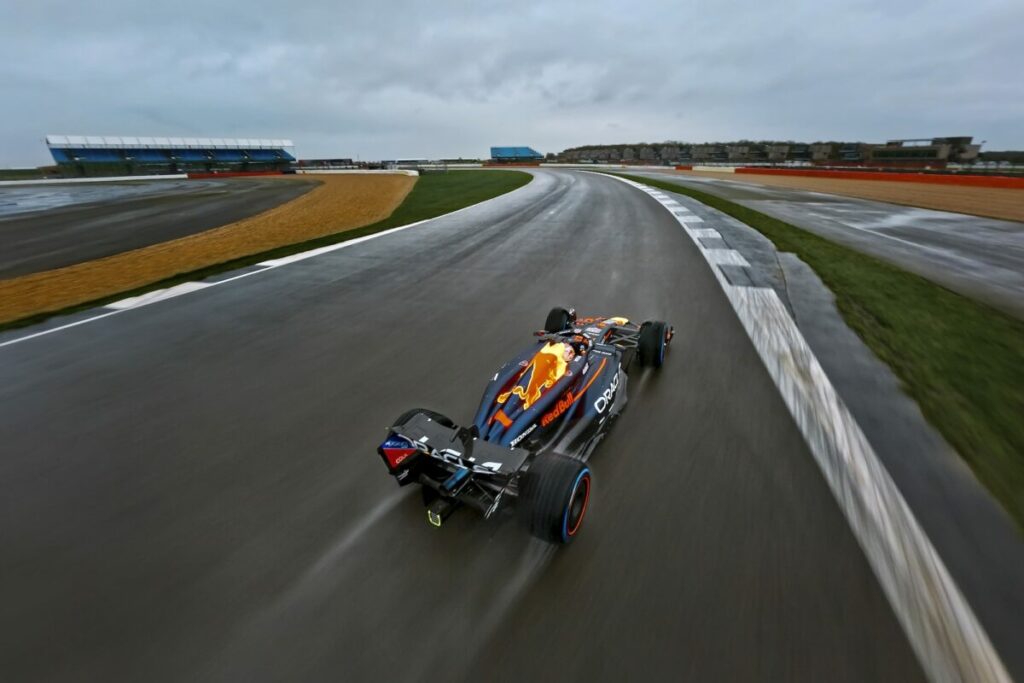 Il drone più veloce del mondo insegue Verstappen a 350 km/h