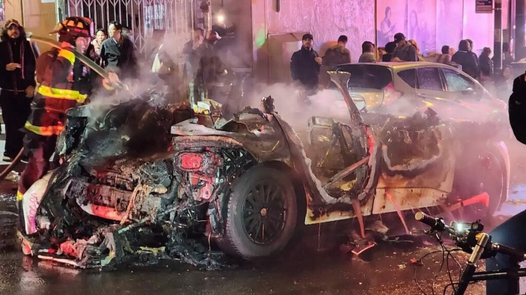 Auto a guida autonoma Waymo vandalizzata e data alle fiamme a San Francisco.