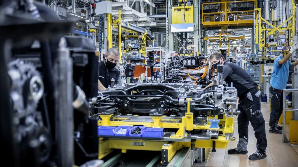Il problema dell’elettrico arriva fino in Germania: gli operai Mercedes per il rinvio del ban del 2035