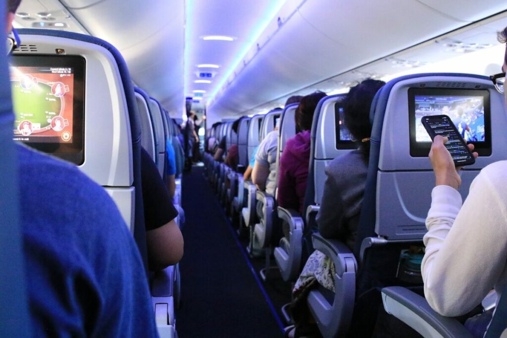 Cosa non fare in aereo: tutti i segreti degli assistenti di volo per un viaggio sicuro