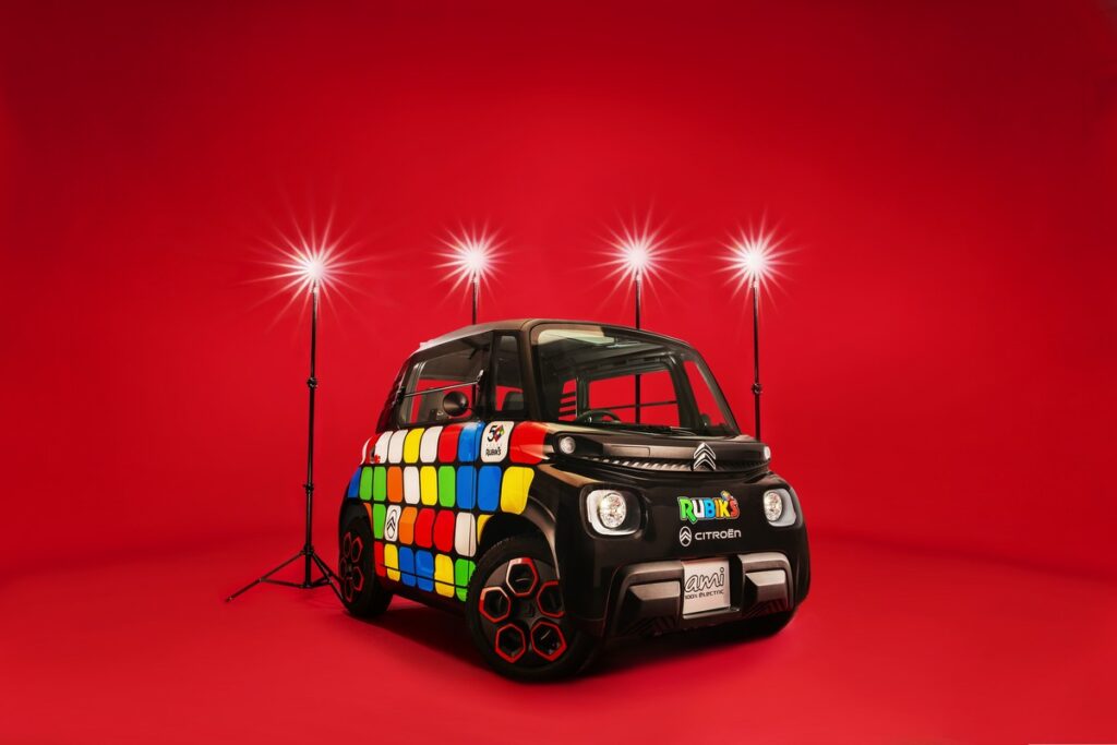 Citroen Ami Milano Design Week 2024: la piccola elettrica pop celebra i 50 anni dell’amatissimo Cubo di Rubik