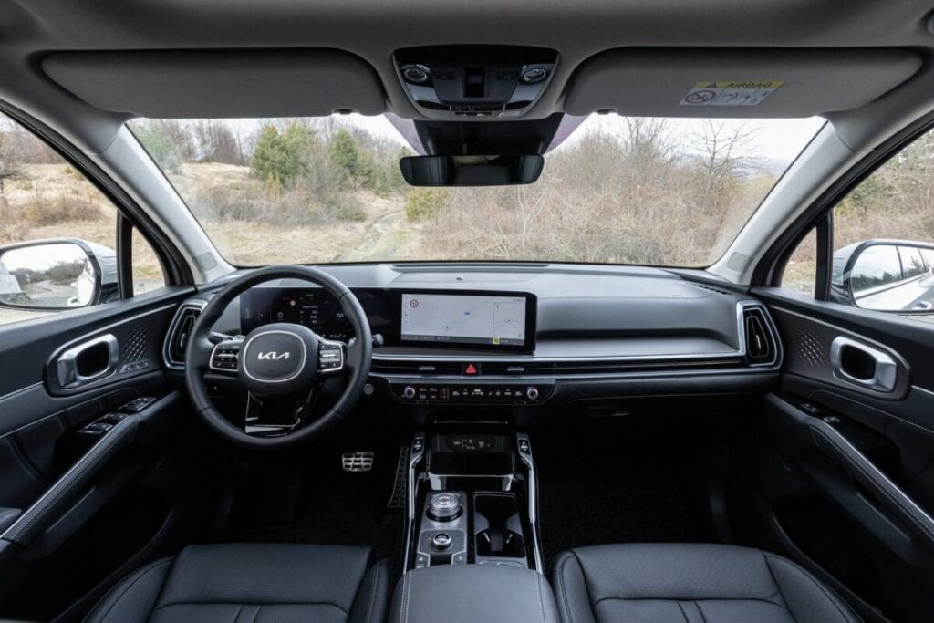 Kia Sorento, plancia con schermo centrale, volante e sedili in nero
