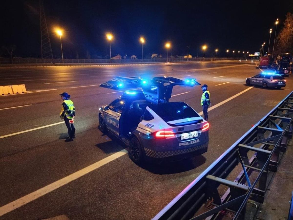 tesla model X polizia stradale