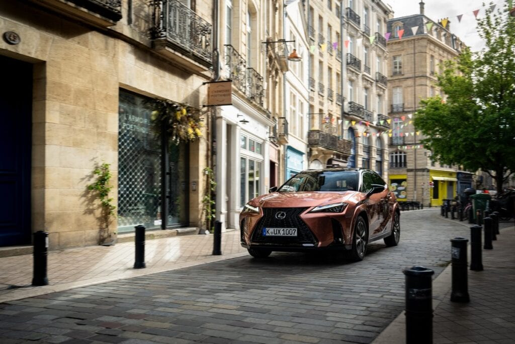 Lexus UX 300e 2024: aumenta l’autonomia in elettrico fino a 450 km