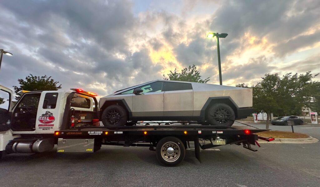 Cybertruck KO dopo 50 km, Tesla rifiuta la garanzia