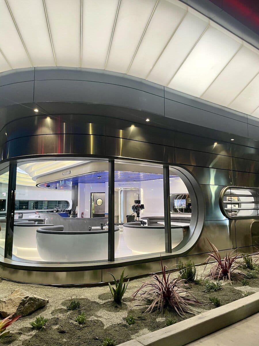 Interni del Tesla Diner di Hollywood, con arredi futuristici e illuminazione soffusa visti dall’esterno attraverso ampie vetrate