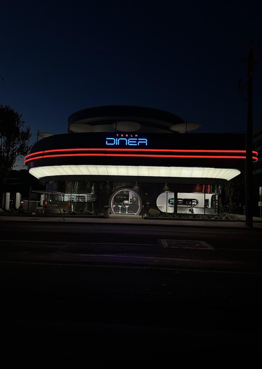 Facciata principale del Tesla Diner a Hollywood con insegna al neon e design retrò-moderno ripreso frontalmente in notturna