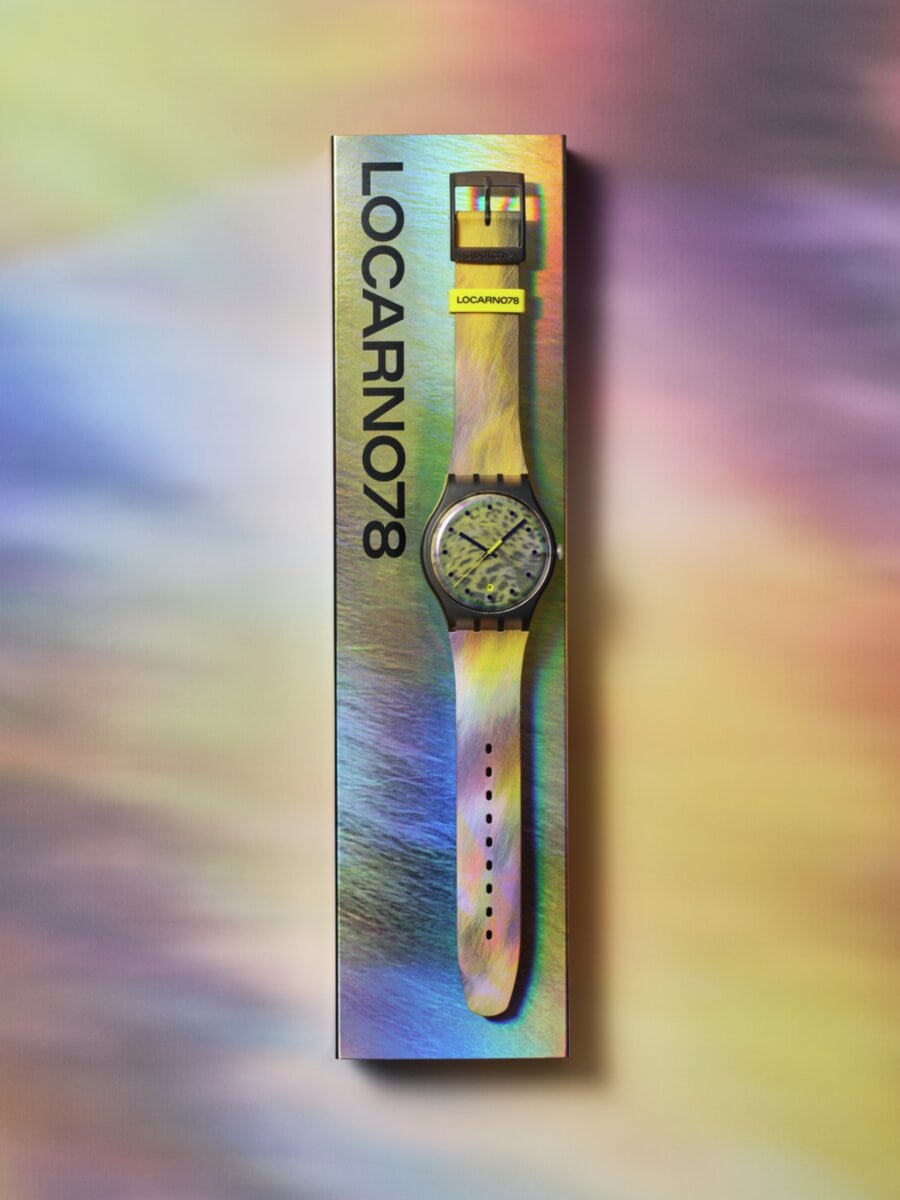 Questo orologio in edizione limitata celebra il 78° Locarno Film Festival e presenta un motivo leopardato stampato multicolore sia sul quadrante che sul cinturino