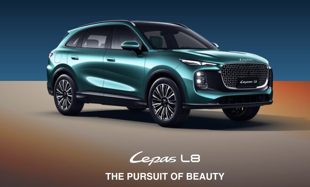 SUV Lepas L8 verde metallizzato su sfondo sfumato blu e arancio con slogan “The Pursuit of Beauty”. Il design combina eleganza, tecnologia e proporzioni armoniose.