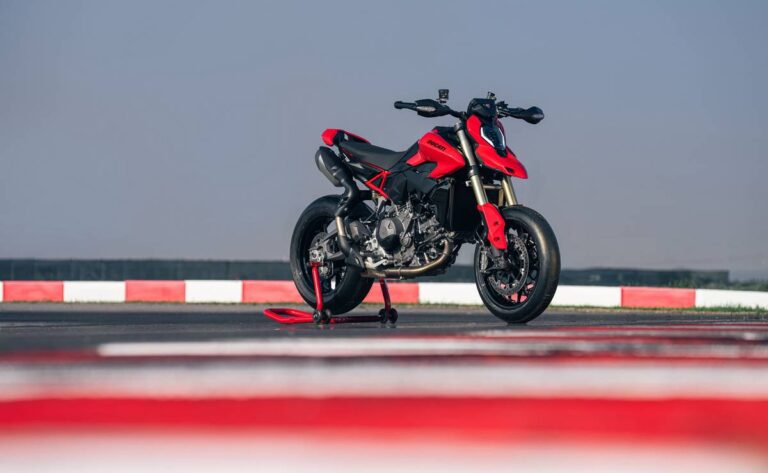 Ducati Hypermotard V2 2026: potenza e stile racing