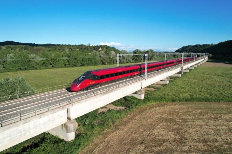 A 300 km/h in cabina: come si diventa macchinisti del treno ad alta velocità Italo