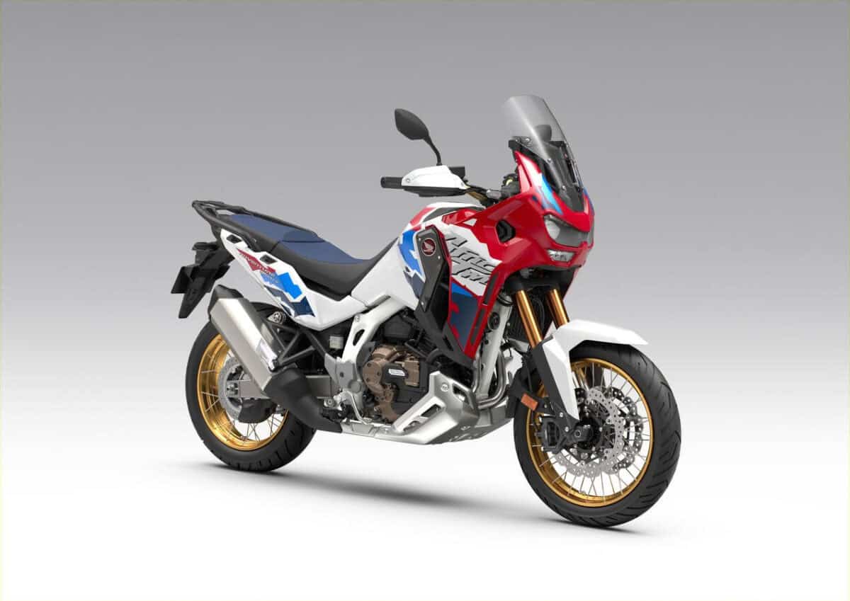 Motocicletta HONDA CRF1100L Africa Twin Adventure Sports 2026 con design sportivo, paramotore, ruote robuste e tecnologia avanzata per avventure su strada e fuoristrada.