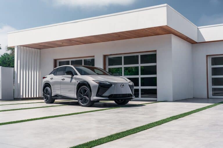 Nuovo Lexus RZ: più autonomia e debutto steer-by-wire
