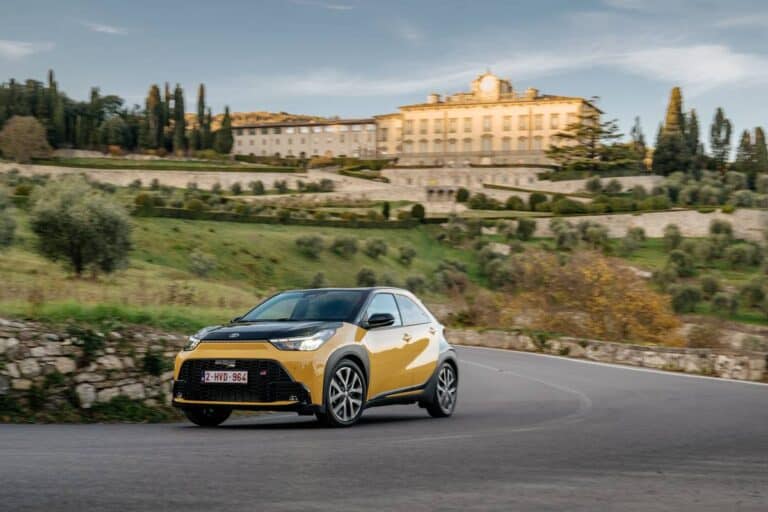 Nuova Toyota Aygo X GR Sport: il city crossover dall’assetto sportivo