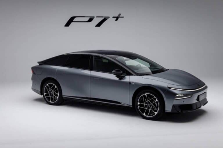 Xpeng P7+ debutta a Bruxelles 2026: la fastback elettrica “AI-defined”