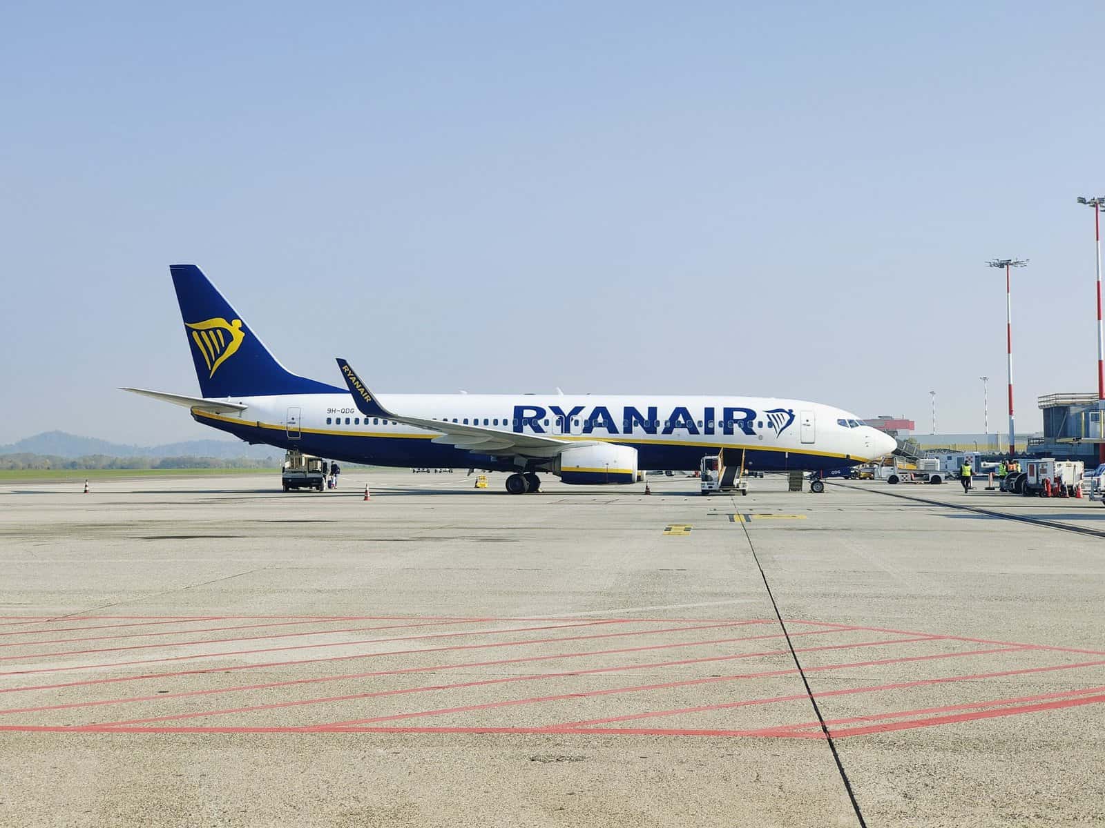 Aereo Boeing 737-800 Ryanair in aeroporto.