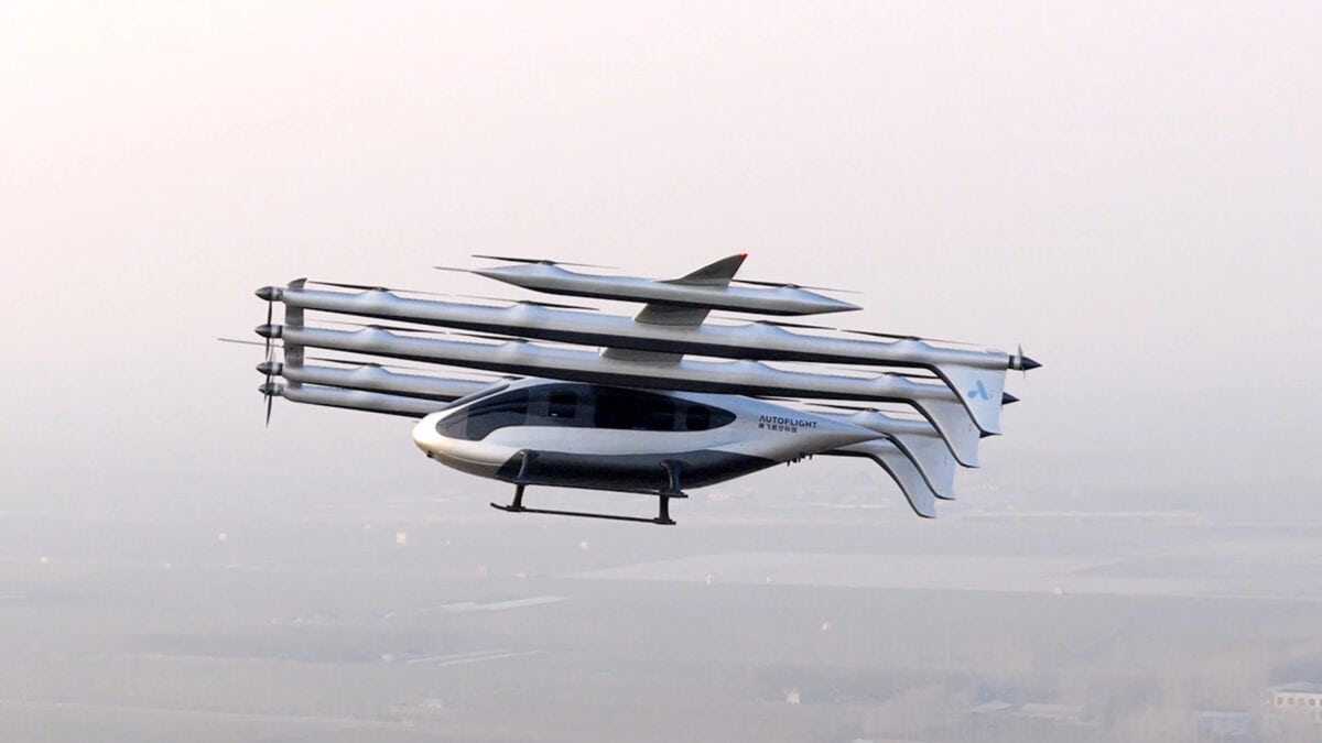 AutoFlight Matrix in volo orizzontale, design bianco e nero, vista laterale in cielo aperto.